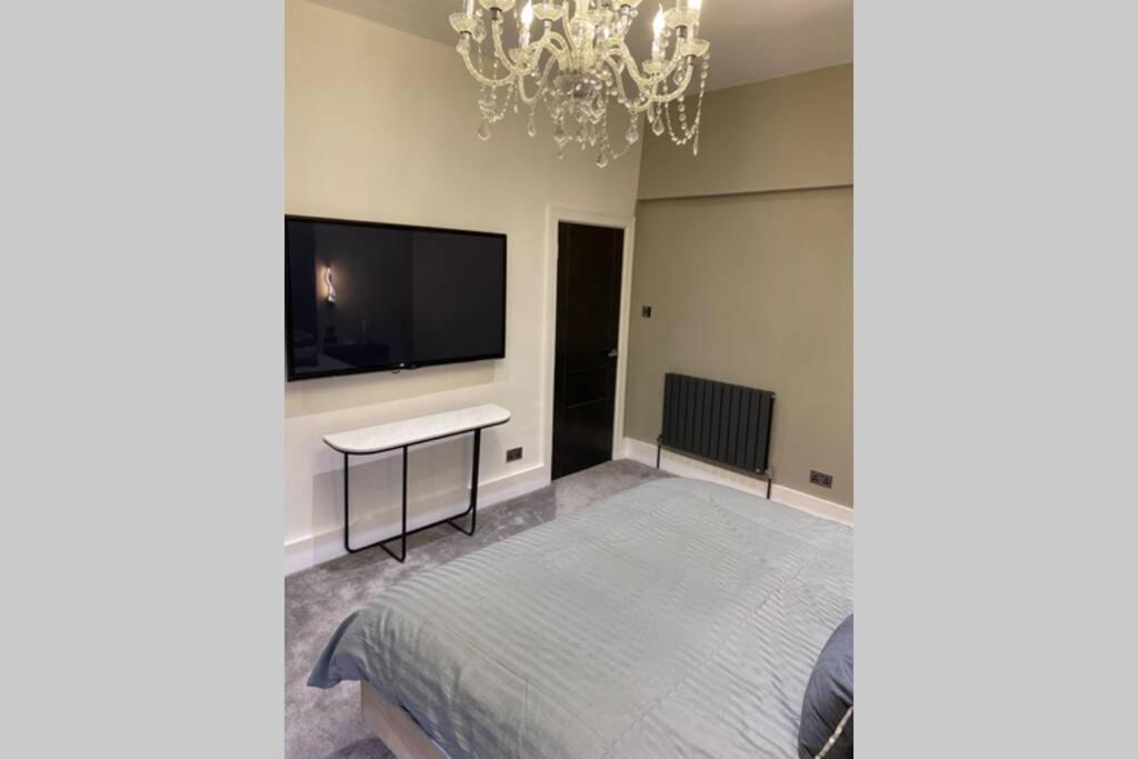 Luxury Royal Mile Boutique 2Bedroom Apartment Единбург Екстериор снимка