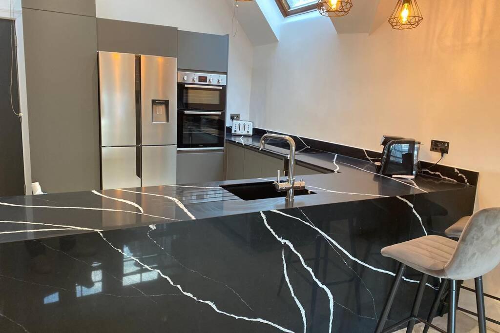 Luxury Royal Mile Boutique 2Bedroom Apartment Единбург Екстериор снимка