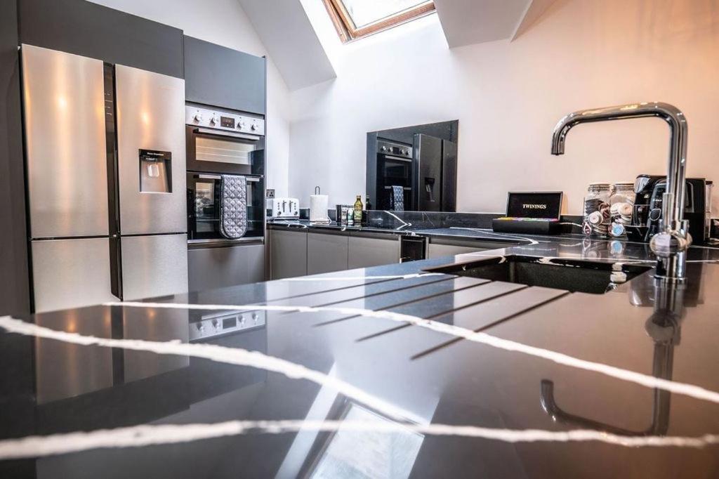 Luxury Royal Mile Boutique 2Bedroom Apartment Единбург Екстериор снимка